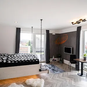 Zeppelin Studio With An Industrial View - Apartmán Brno